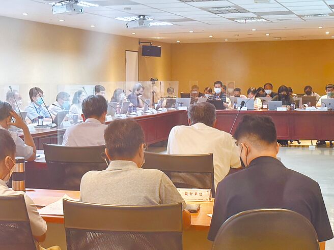 台北市都市设计审议委员会22日审议松湖变电所案，地下层部分已通过，地上层景观仍须修改后审议。（杨亚璇摄）