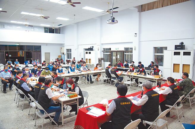 花莲县政府在玉里镇中正堂成立0918震灾联合服务平台，即起至10月5日止，每天上午8时至晚间8时提供南区玉里、富里及卓溪等3乡镇灾民救助措施与谘询服务。（花莲县政府提供／罗亦晽花莲传真）