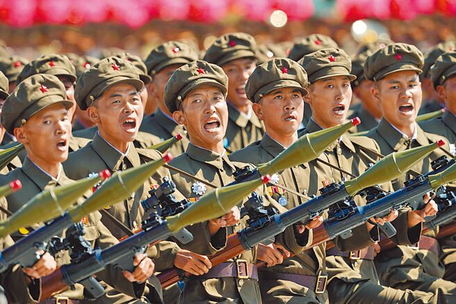 北韓官媒澄清，從未出口武器或彈藥給俄羅斯，並指責美國造謠。圖為北韓閱兵。（新華社）