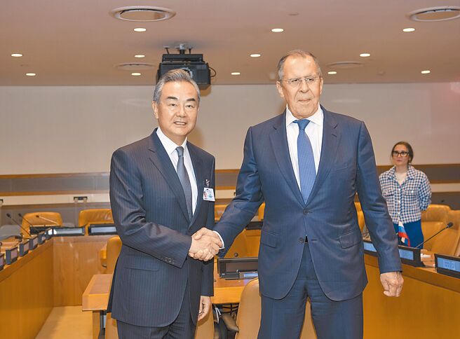 中國國務委員兼外長王毅（左）美東時間21日在紐約出席聯合國大會期間與俄羅斯外長拉夫羅夫會面。（新華社）