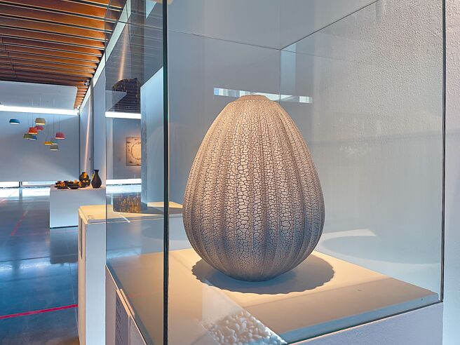 日本岐阜县现代陶艺美术馆借展酒井博司作品《蓝色志野壶》。（新北市文化局提供／王扬杰新北传真）