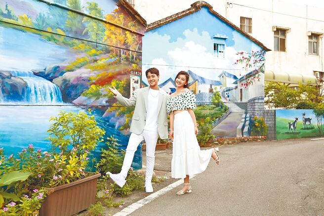 朱宇谋（左）跟林芷芸在坑口彩绘村拍照也自拍限时动态。（陈俊吉摄）