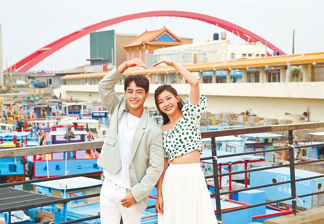 朱宇谋（左）和林芷芸到竹围观光渔港拍照留下倩影。（陈俊吉摄）