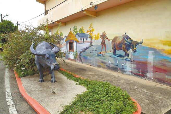 位在乡间小道的坑口彩绘村，画作重现怀旧农村风情。（陈俊吉摄）