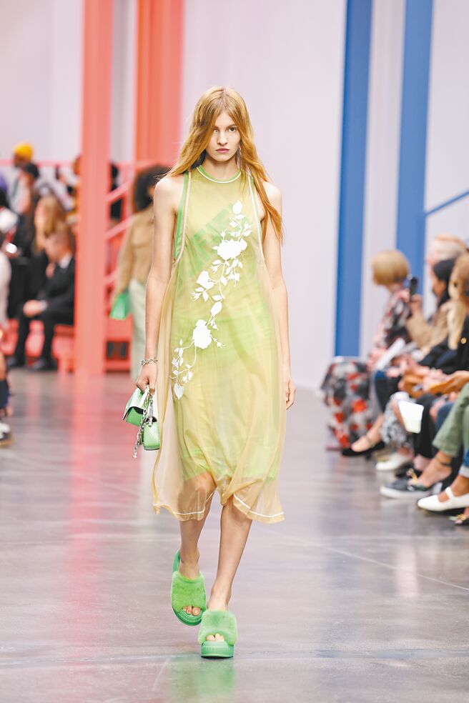 本季色泽以饱和度高为主，展现Y2K情怀。（CFP）