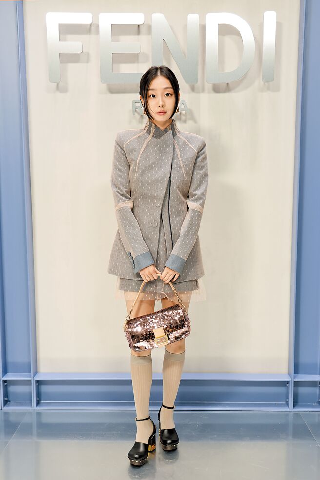 金多美获韩国品牌大使头衔后首场大秀，以婉约的灰色特殊剪裁套装，外罩点点薄纱，展现别于以往的时尚面貌。（FENDI提供）