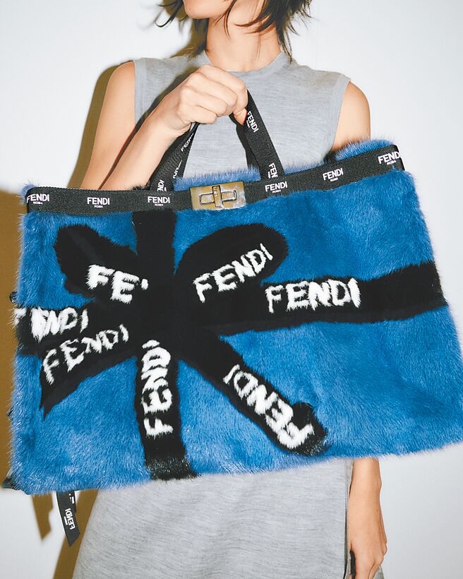 毛茸茸的FENDI缎带托特包也是本季亮点单品。（FENDI提供）