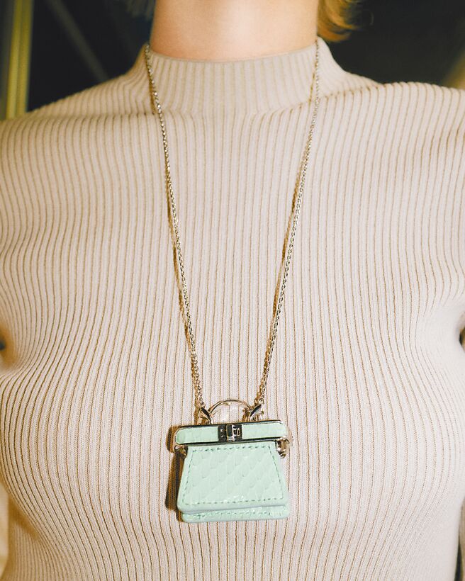 FENDI 2023春夏把Peekaboo包变成饰品。（FENDI提供）
