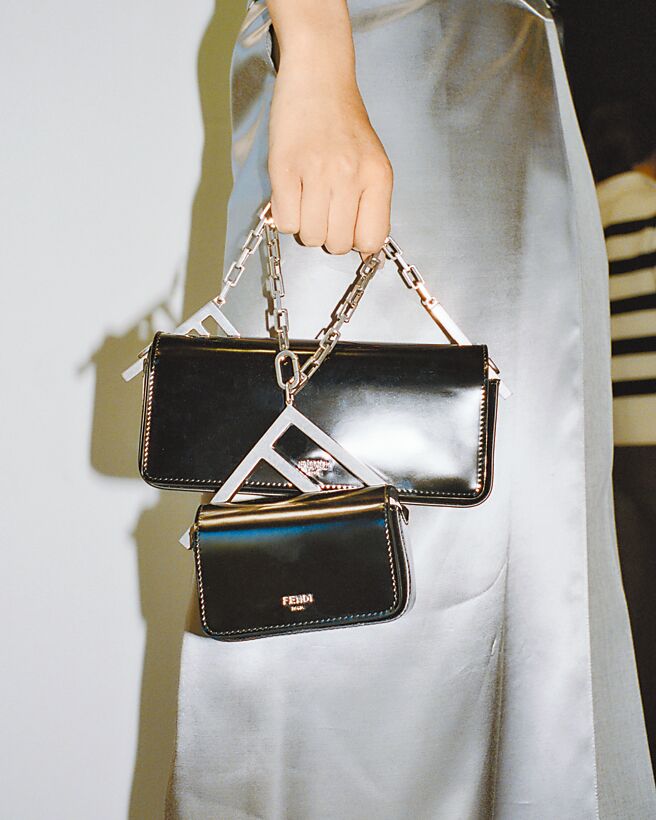 FENDI本季让迷你小包可外挂在包款上，等于一次拥有两个包。（FENDI提供）