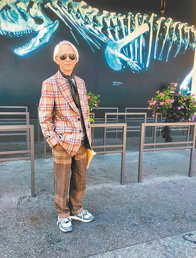 日本时尚大师栗野宏文2018年在巴黎时装周会场。（风和文创提供）