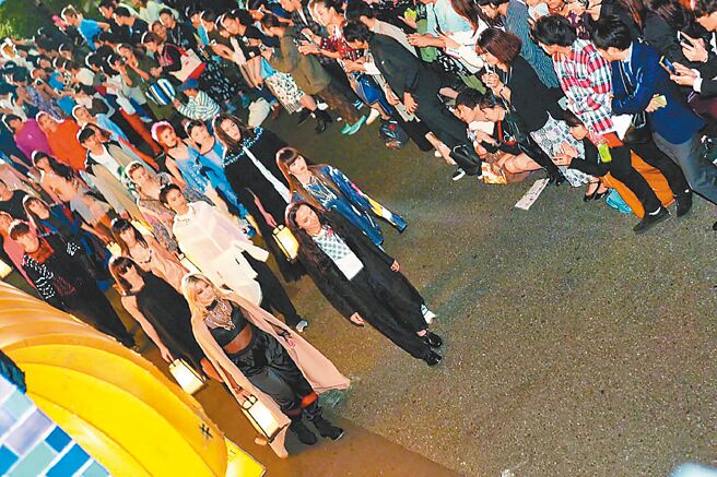 2016年10月「Amazon Fashion Week Tokyo」选在原宿通举办，图为巴黎时尚品牌Koche时尚秀最终场。（风和文创提供）