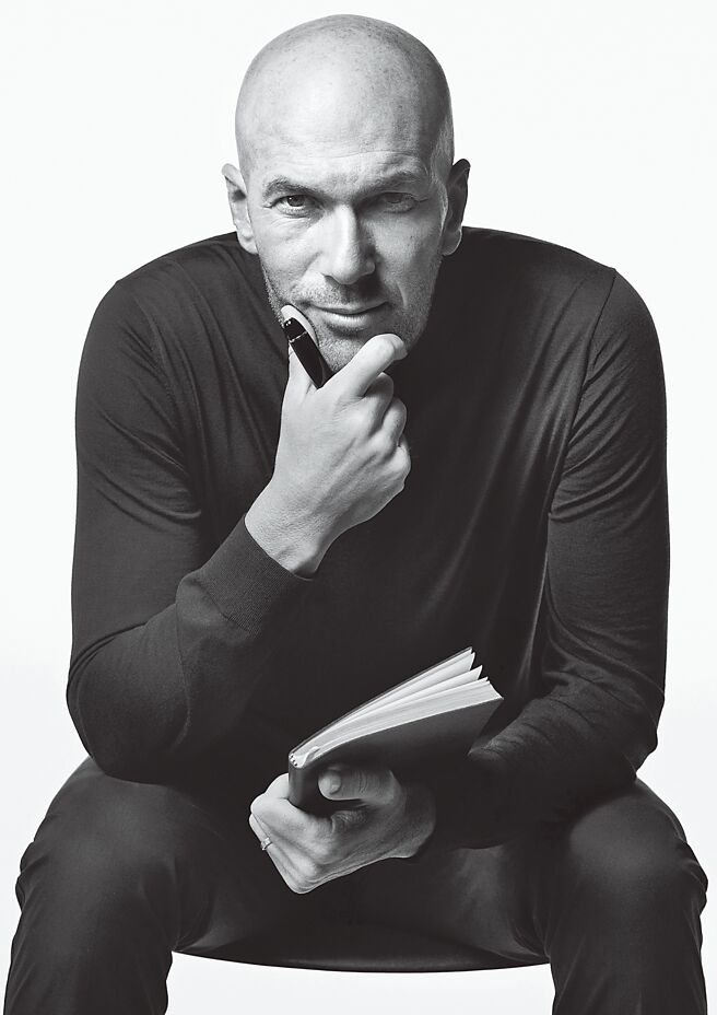 足壇巨星席丹不踢球改拿筆，擔任萬寶龍品牌大使。（Montblanc提供）