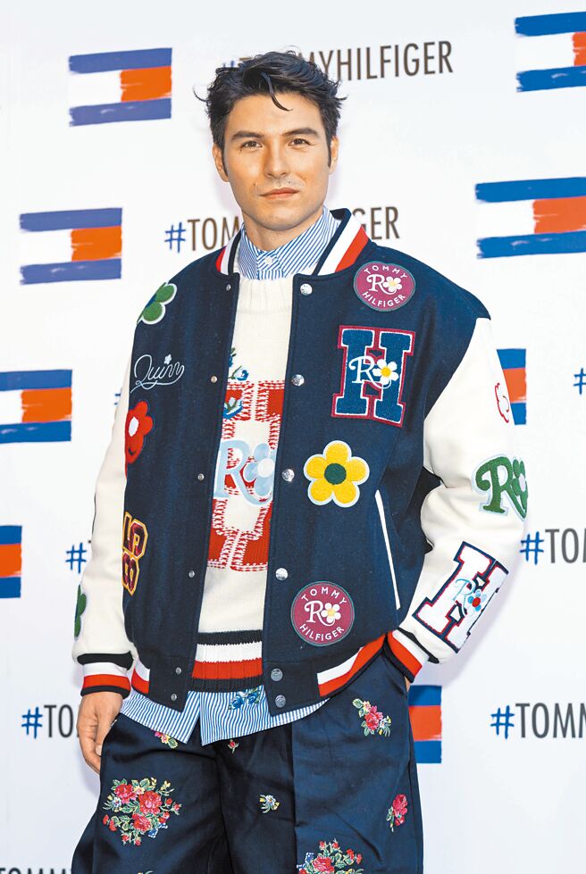 鳳小岳著THxRQ皮革拼接棒球外套，3萬2800元、刺繡標誌針織衫1萬9800元、刺繡標誌長袖襯衫1萬5800元、花卉刺繡寬管褲1萬5800元、TOMMY HILFIGER切爾西皮革短靴7680元。（吳松翰攝）