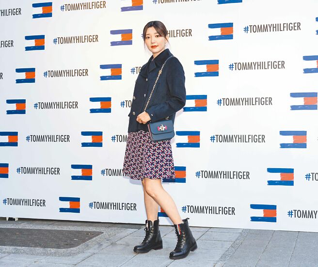 郭雪芙著TH標誌印花中長裙8980元、標誌短版大衣1萬3800元、斜肩相機包7980元。（吳松翰攝）