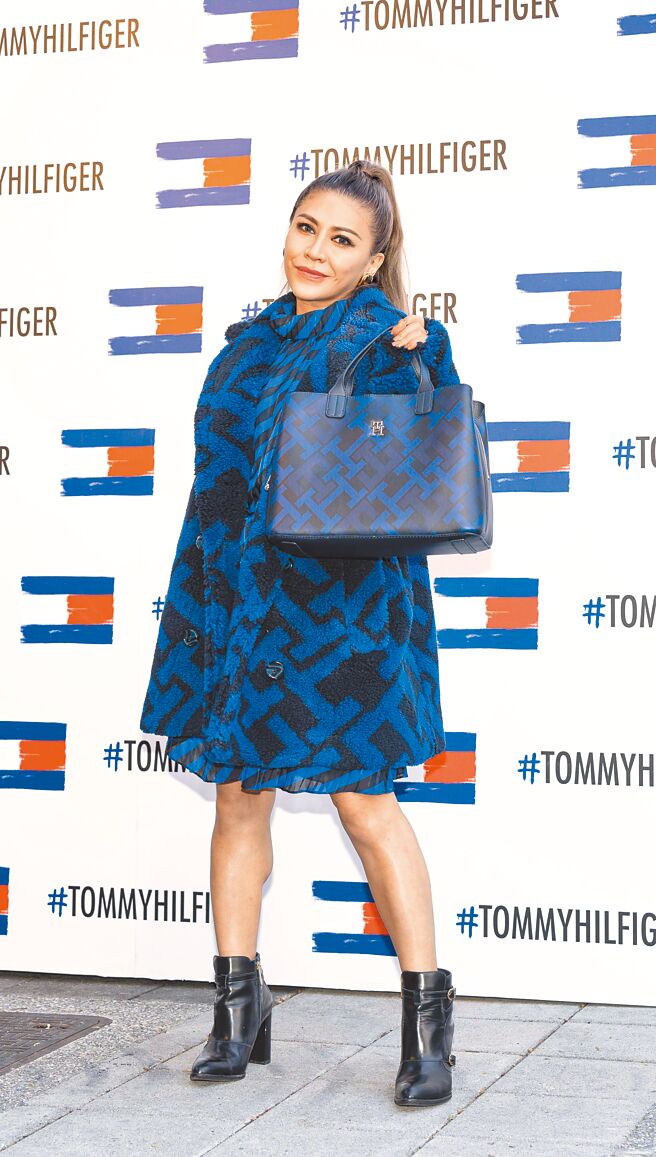 艾怡良著TH標誌印花毛絨大衣2萬4800元、條紋印花短洋裝1萬5800元、標誌印花托特包，7380元。（吳松翰攝）