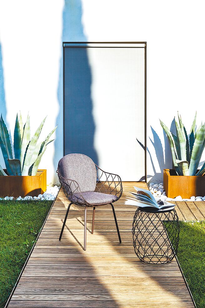 北欧橱窗的「Pina 菠萝边桌」（右）用于晴朗的室外捎来南国风情。定价2万600元（黑）。（北欧橱窗提供）