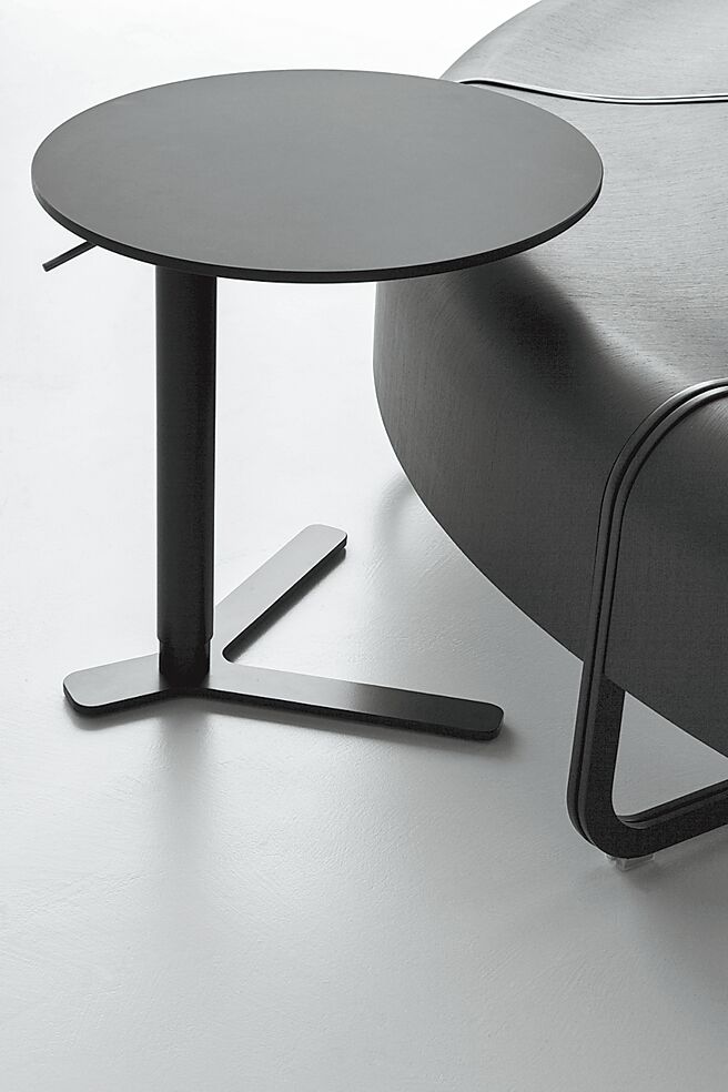 世代家具的「义大利Lapalma的YO升降茶几-50R（直径）」沉稳内敛，售价4万9390元。（世代家具提供）