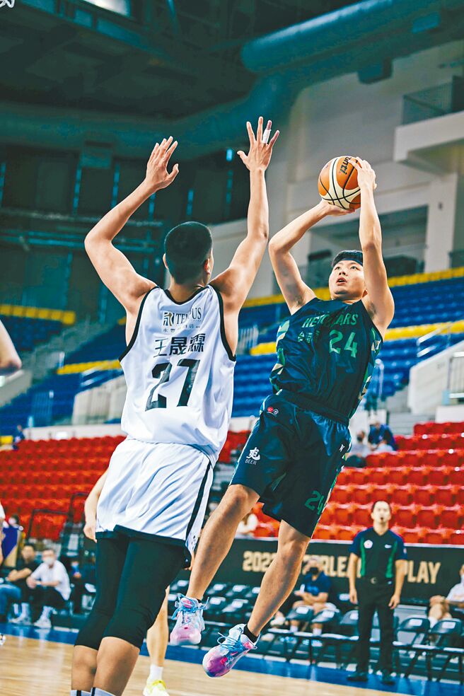儘管中華培訓隊王晟霖全力封阻，台啤英熊朱億宗（右）仍然後仰跳投。（台啤英熊提供）