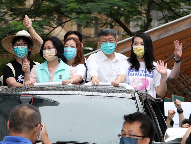 圖為民眾黨6月15日舉行「2022全台大眾走開跑」記者會，民眾黨新竹市長參選人高虹安（右起）、黨主席柯文哲等人登上選舉戰車出發。（資料照,劉宗龍攝）