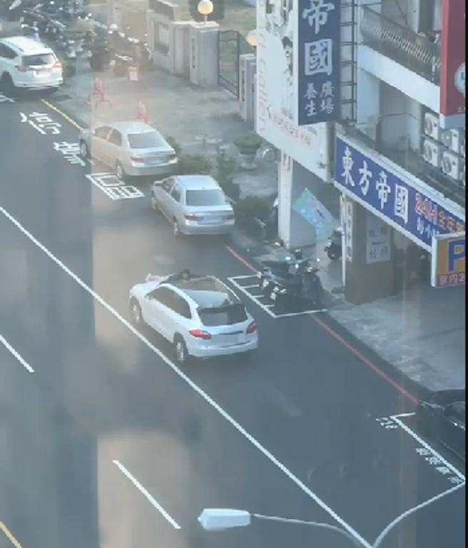 男子双手紧抓着A柱，休旅车径行行驶。(民眾提供)