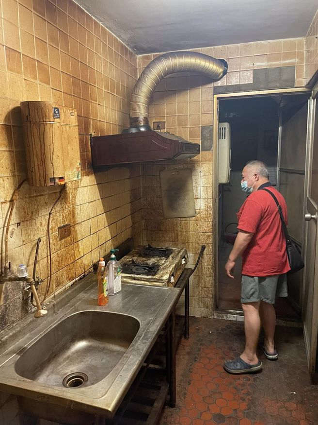 厨房整片油渍黄垢，惨不忍睹。（翻摄爆废公社公开版）