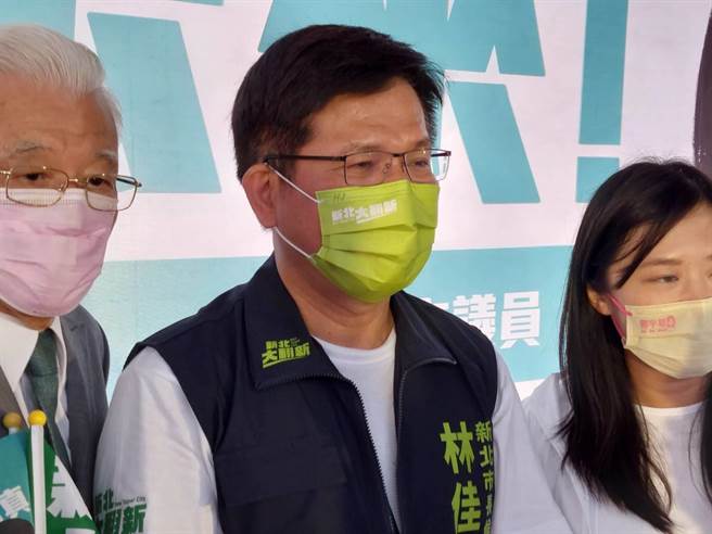 民进党新北市长参选人林佳龙（中）出席郑宇恩八里联合竞选总部成立大会再度口误！把「十三行博物馆」说成「十四行博物馆」。（陈慰慈摄）