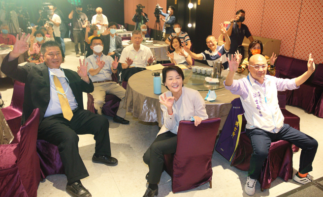 無黨籍台北市長參選人黃珊珊（中）24日出席台灣心臟外科研究發展協會演講，合影時會員們比出「33」手勢，為她加油打氣。（張鎧乙攝）