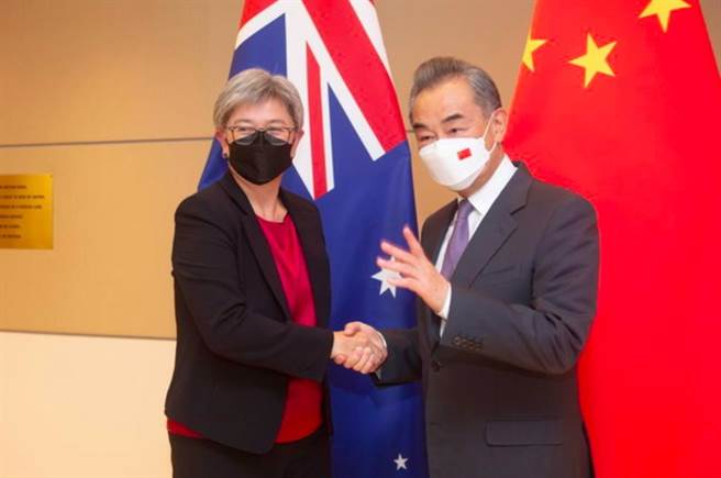 中国国务委员兼外长王毅在纽约出席联合国大会期间会见澳大利亚外长黄英贤。（中国外交部官网）