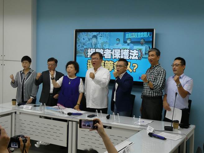 亲绿名嘴周玉蔻爆料国民党前副主席蒋孝严曾外遇前中国小姐张淑娟，遭张提告。国民党立委李德维凌晨在脸书发文呼吁，「恳请张淑娟小姐绝不要撤告」，并提到过去曾建议党副主席连胜文对周撤告，是「这辈子唯一对不起连胜文的事」。（周志豪摄）