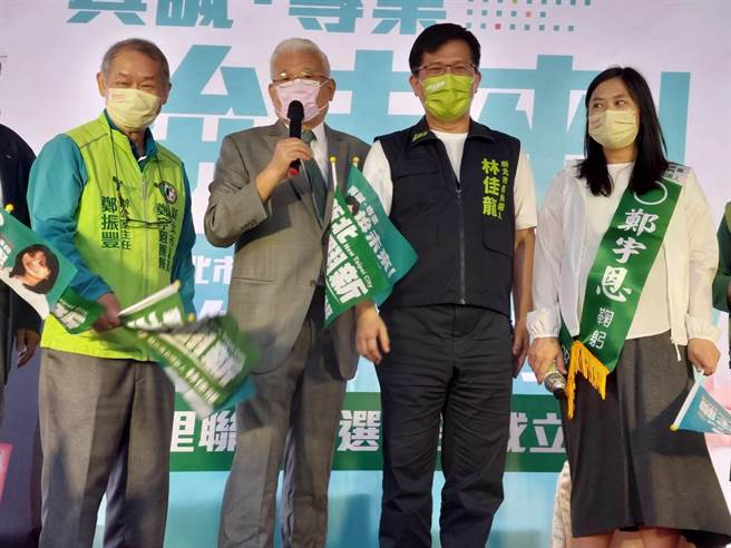 針對侯友宜選舉辦公室秀警大聲明「符合規定」，民進黨新北市長參選人林佳龍（右二）提出三點疑義。（陳慰慈攝）