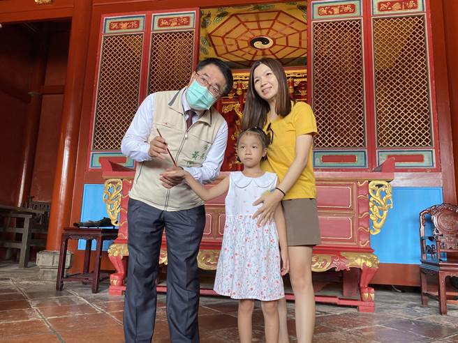 台南市長黃偉哲（左）幫小一新生點硃砂。（曹婷婷攝）