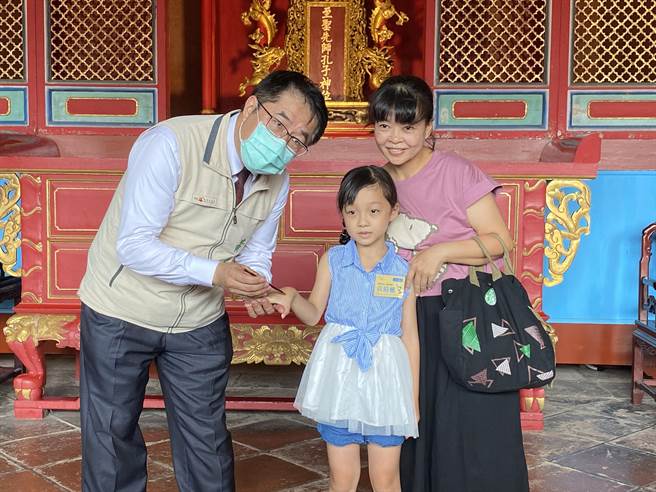 台南市長黃偉哲（左）幫小一新生點硃砂。（曹婷婷攝）