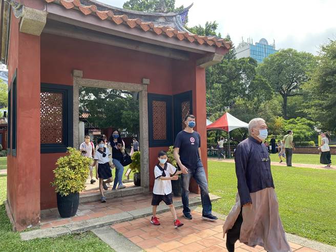 點完硃砂的小朋友由禮生引領行「義路」。（曹婷婷攝）