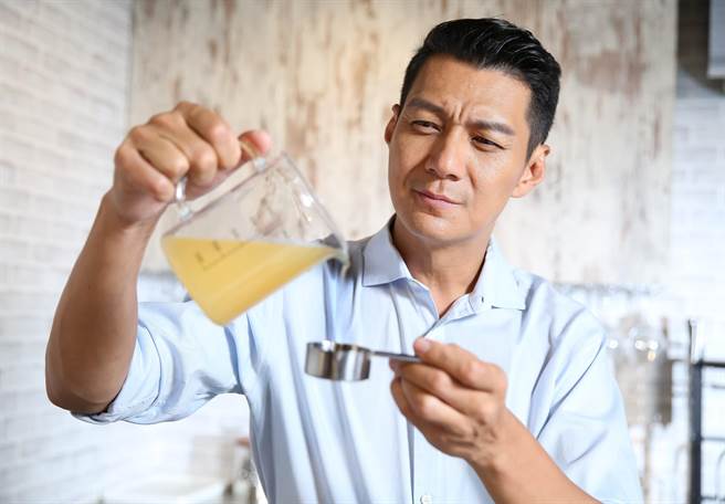 聂云不断将拌麵商品优化、开发新口味。（陈俊吉摄）