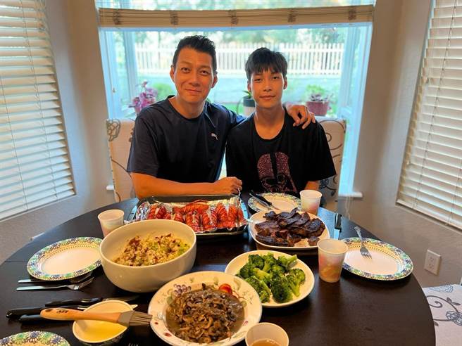 大儿子Nathan去美国前，聂云教了他几道自己拿手菜。（摘自脸书）