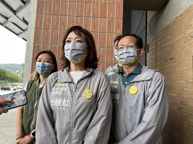 高虹安昨拿手機拍媒體卻說是秀手機殼，民進黨新竹市長參選人沈慧虹說，無法理解高為何這樣回答，但她認為政治人物的言行都要小心，而且「進了廚房就不要怕熱」。（王惠慧攝）