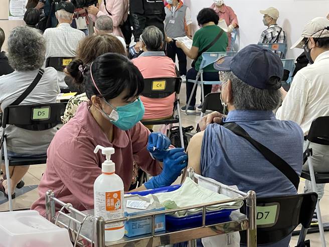 北市莫德纳次世代双价疫苗9月24日开打，民眾到联合医院中兴院区接种。（张芷瑜摄）