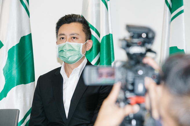 前新竹市長林智堅（後）深陷論文抄襲風波，退出桃園市長選舉。（資料照,郭吉銓攝）