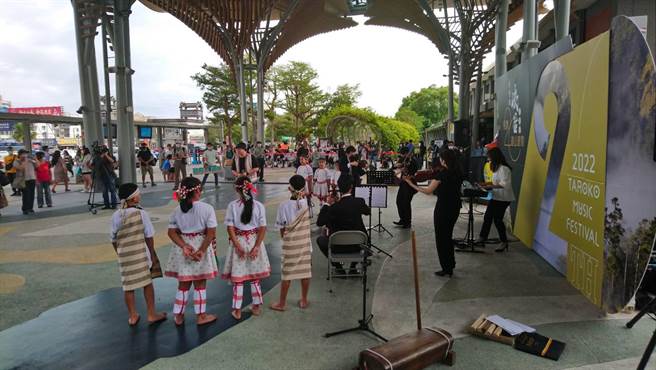 歌手、原住民小朋友演出，为峡谷音乐节暖身。（太管处提供／王志伟花莲传真）