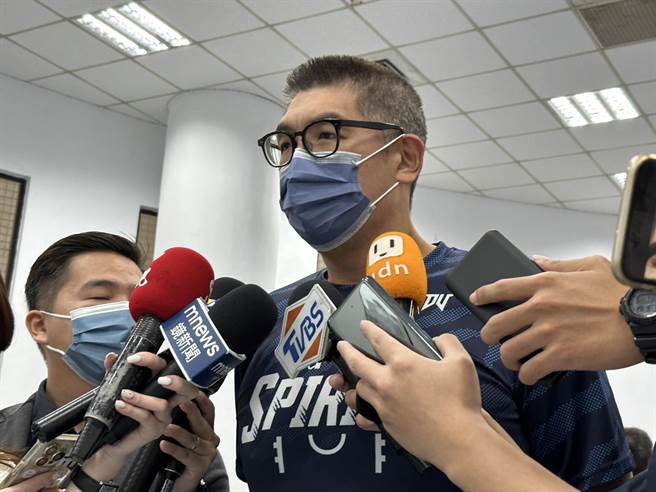 國民黨副主席連勝文今天上午參加蔣萬安松山後援會成立大會接受媒體聯訪。