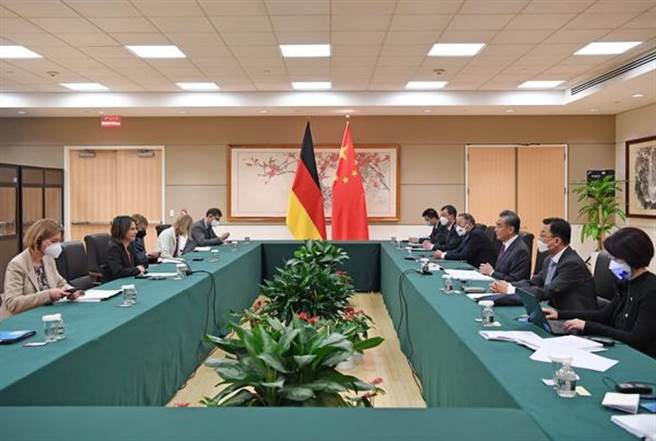 王毅见德国外长贝尔伯克促应对乌克兰紧急人道和危机外溢负面效应。（中国外交部）