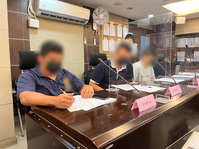 中和警会后请宫庙负责人签下行动公约，配合遵守6大主轴宣言。（中和警分局提供／李奇叡新北传真）