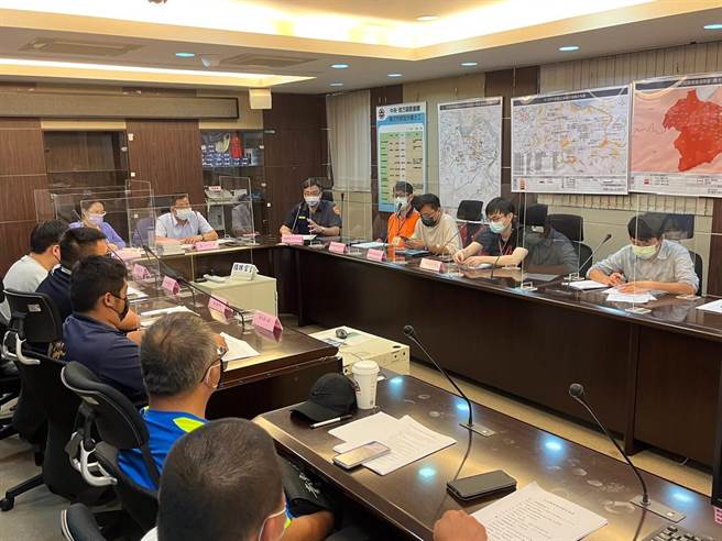 中和警22日和区公所邀集市府单位及公庙签署行动公约。（中和警分局提供／李奇叡新北传真）