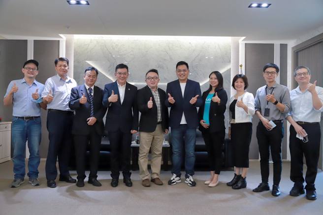 国民党新竹市长参选人林耕仁(左6)成立长期照护服务的顾问团队，并希望共同努力建立新竹市长照多元服务体系。(图取自林耕仁脸书)
