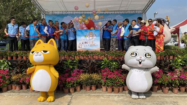 2022金门石蚵小麦文化季今(24)日上午于金寧乡古寧头和平纪念公园盛大登场，与会来宾合力拉开神秘宝箱揭开活动序幕(于家麒摄)