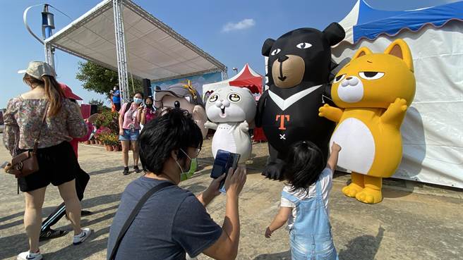 好想兔、蚵宝宝等大型超Q布偶吸引民眾竞相拍照，现场宛如一场嘉年华会(于家麒摄)