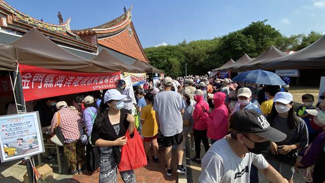 活动现场各式各样、琳琅满目的宣导、闯关与美食摊位，人潮络绎不绝(于家麒摄)