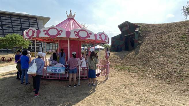 设置在军事碉堡旁的梦幻旋转木马，小朋友玩起来别有一番风味(于家麒摄)