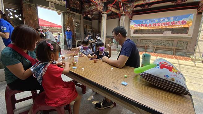 亲子手作DIY 体验活动让大人小孩相互合作，共享天伦之乐(于家麒摄)