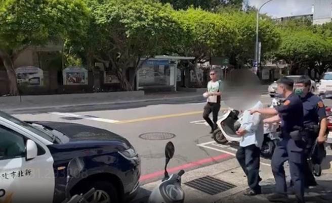 警方将其逮捕并解送归案。（警方提供／李奇叡新北传真）